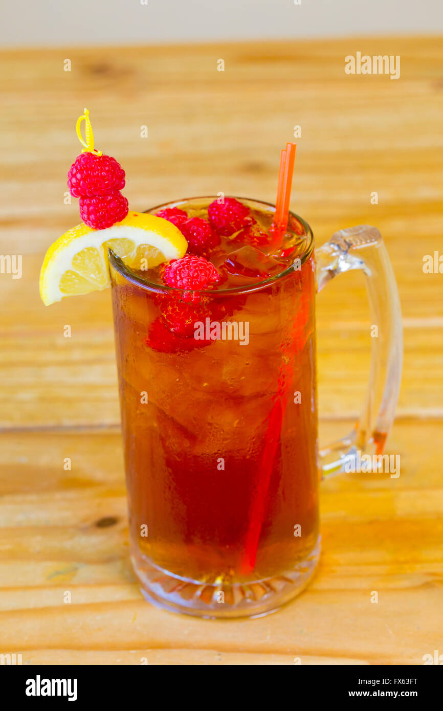Alkoholische süßer Tee mit Früchten ähnlich einem Long Island Eistee in ein mexikanisches Restaurant-Bar. Stockfoto