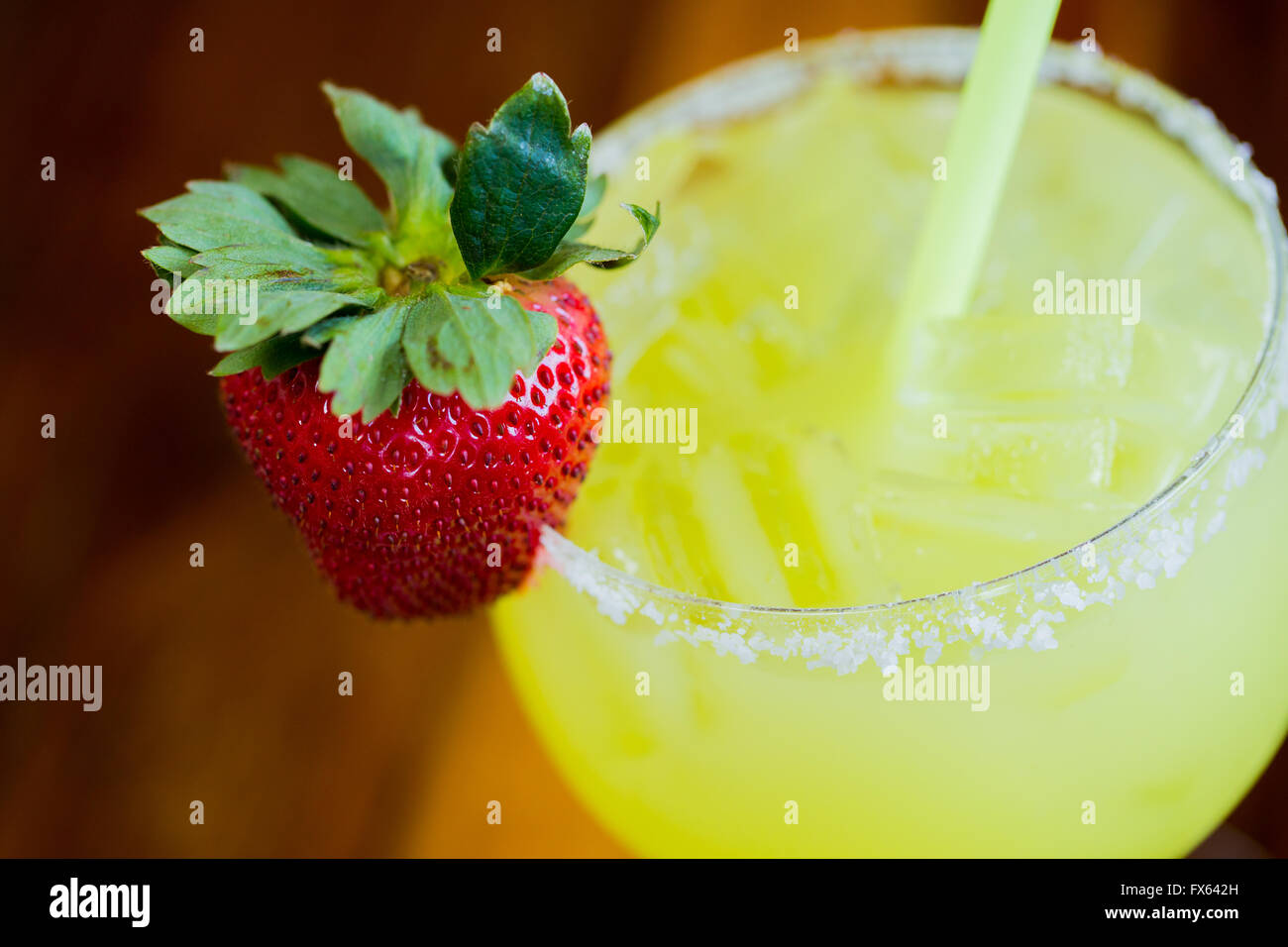 Traditionelle Strawberry Margarita mit Früchten an der Spitze. Stockfoto