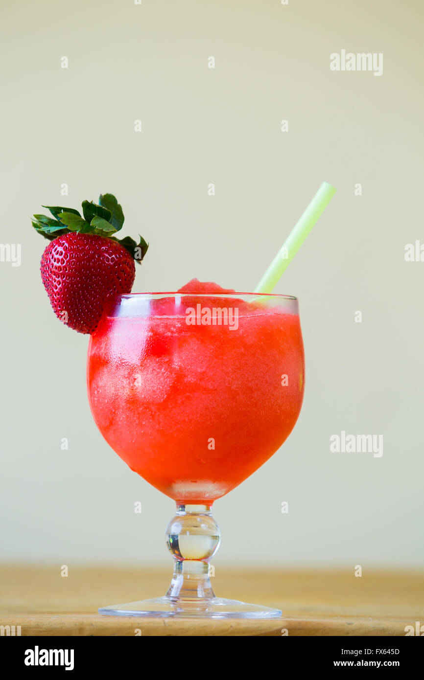 Restaurant Bar besondere Erdbeer Margarita gemischt mit einem Strohhalm. Stockfoto