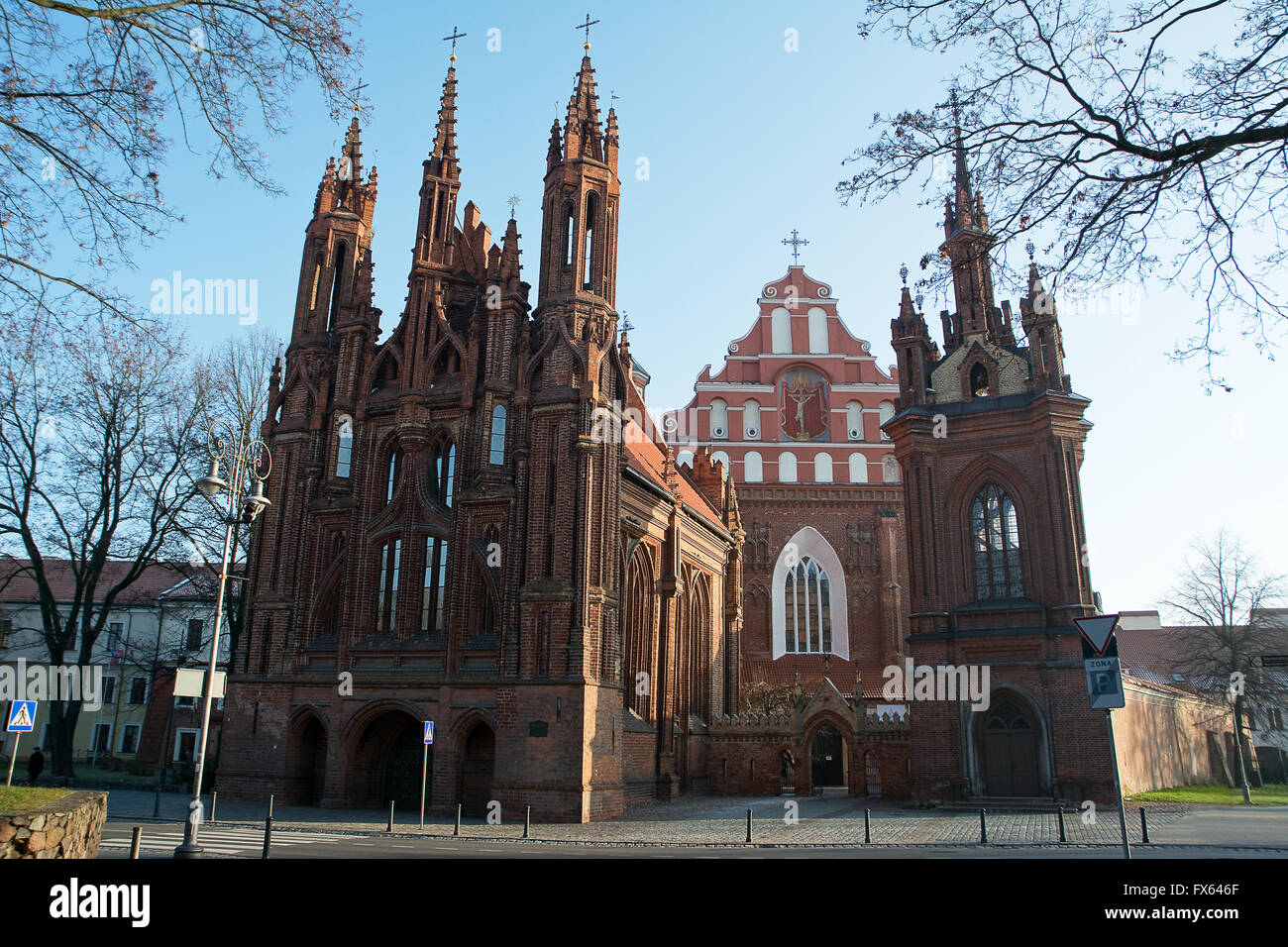 Kirche der Hl. Anna und hinter der Kirche St. Franziskus und Bernhardiner, Vilnius Stockfoto