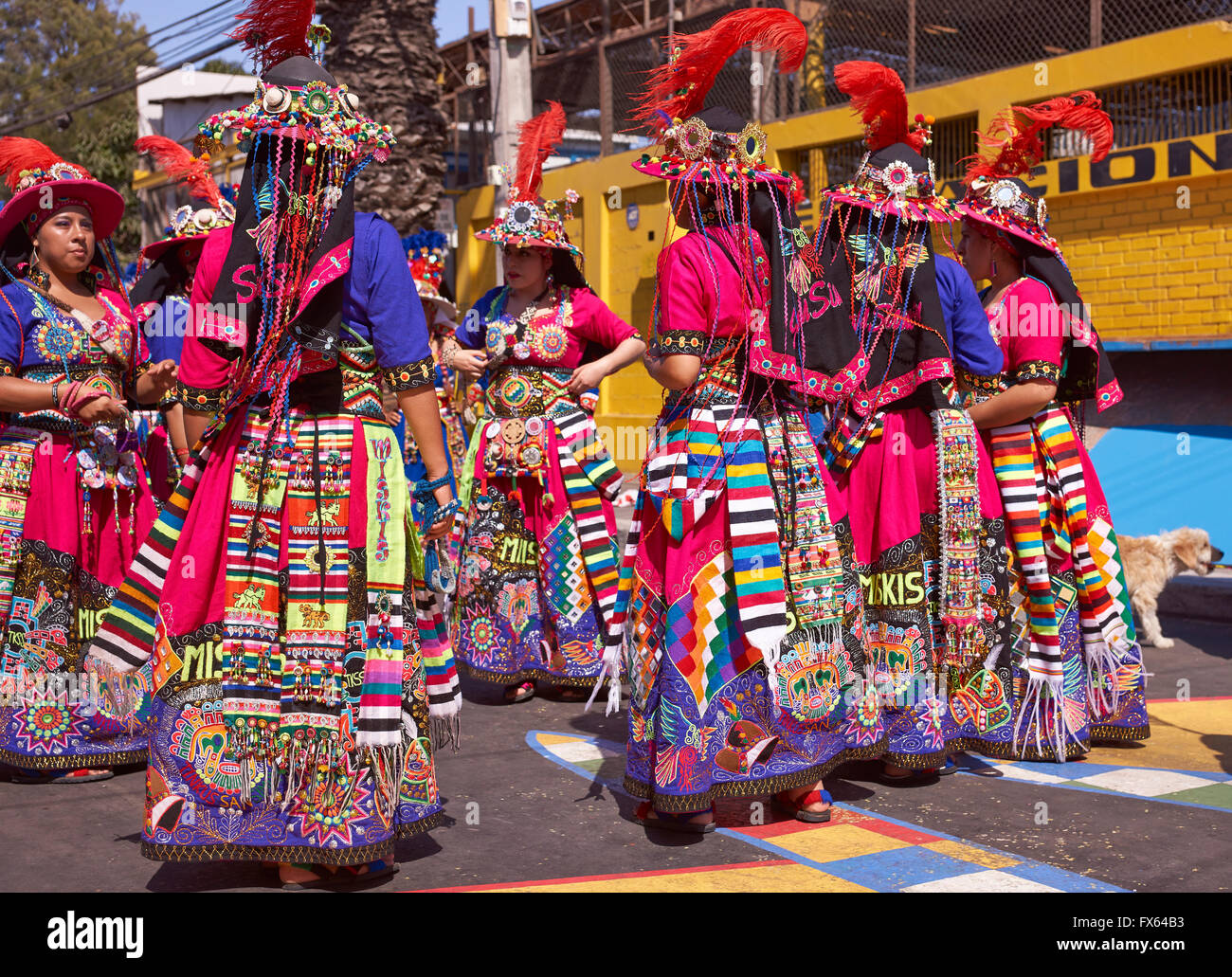 Tinkus Tanz Gruppe in bunte Kostüme beim Karneval Andino con la Fuerza del Sol in Arica, Chile. Stockfoto