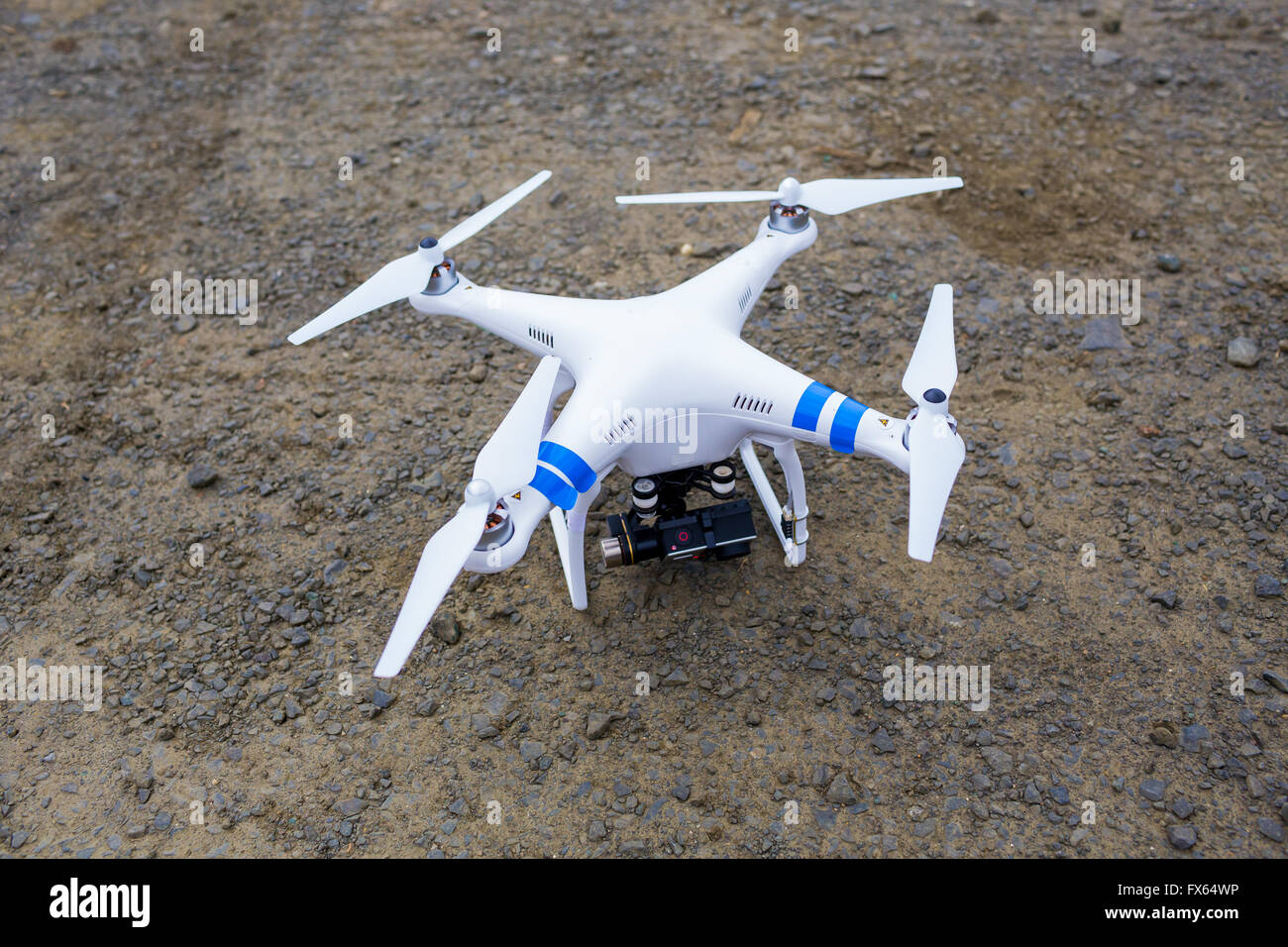 Quad Copter Stil Drohne auf dem Boden mit einer Videokamera verbunden bereit zu fliegen und zu Filmen. Stockfoto