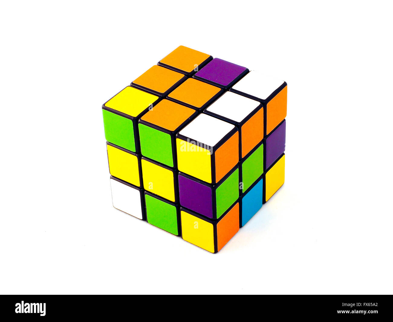 Rubiks Würfel mit ungewöhnlichen Farben auf weißem Hintergrund. Es wurde von ungarischen Architekten Erno Rubik erfunden. Stockfoto