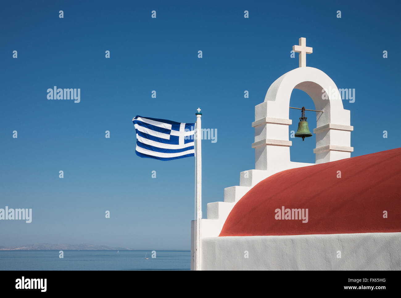 Griechische Flagge und Bell Bogen unter blauem Himmel Stockfoto