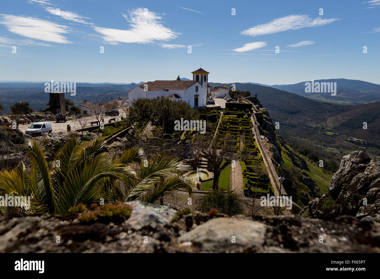 Igreja de Santa Maria in Marvão, Portugal, eingefangen von der Burg Stockfoto