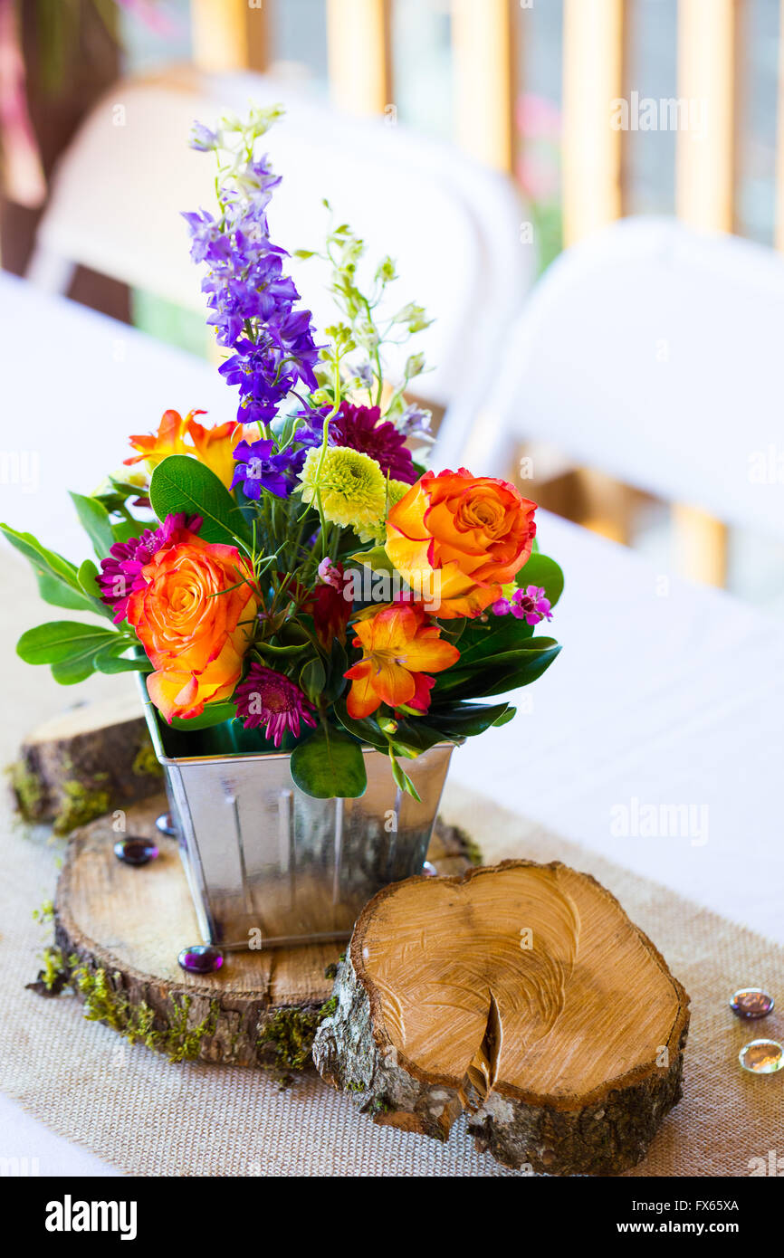 Hochzeit diy Mittelstücke auf Tischen bei einem Empfang von orange und grüne Blüten. Stockfoto