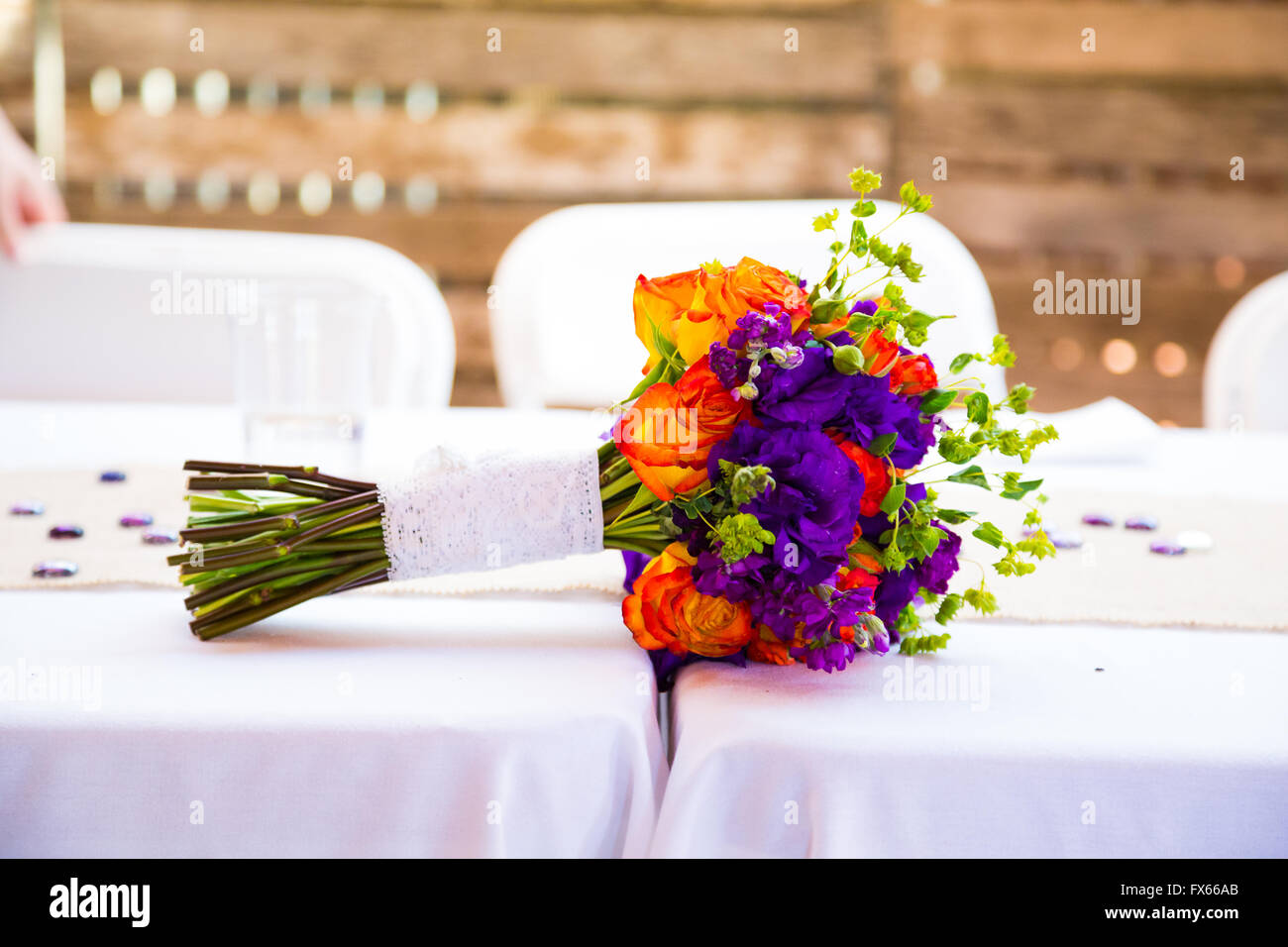 Blumenstrauß der Braut auf einem weißen Tisch bei einer Trauung und Empfang. Stockfoto