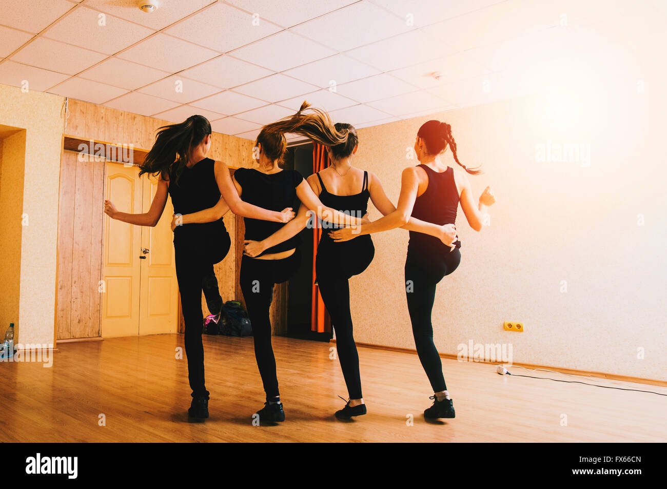 Kaukasische Tänzer üben im studio Stockfoto