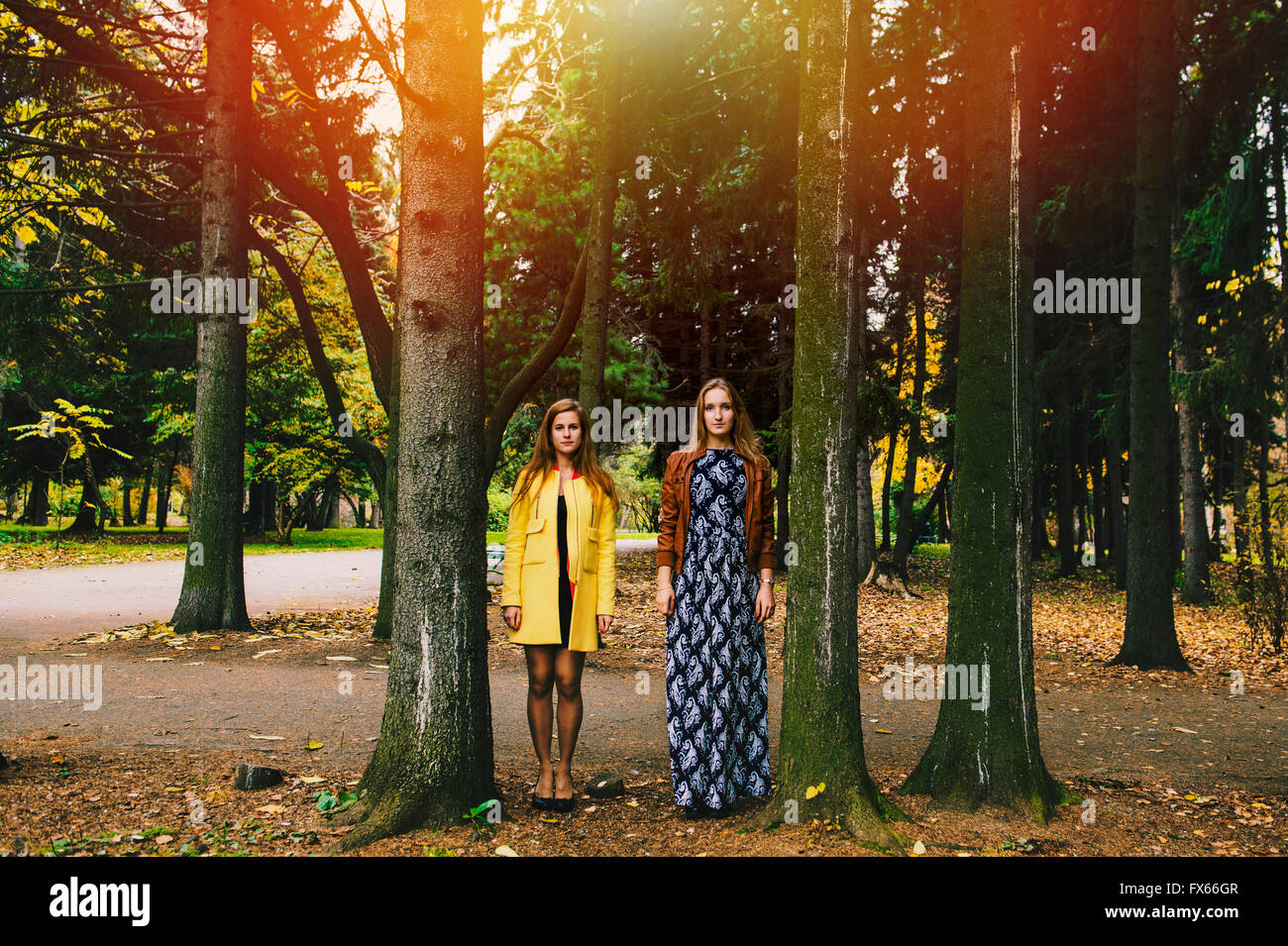 Kaukasischen Frauen stehen zwischen den Bäumen im park Stockfoto