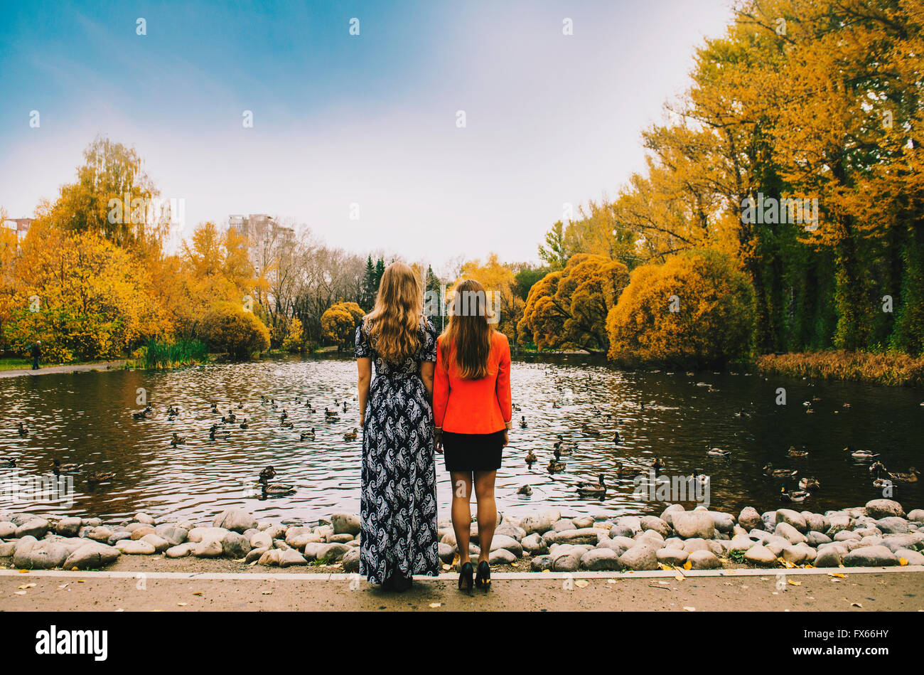 Kaukasischen Frauen bewundern Teich im park Stockfoto