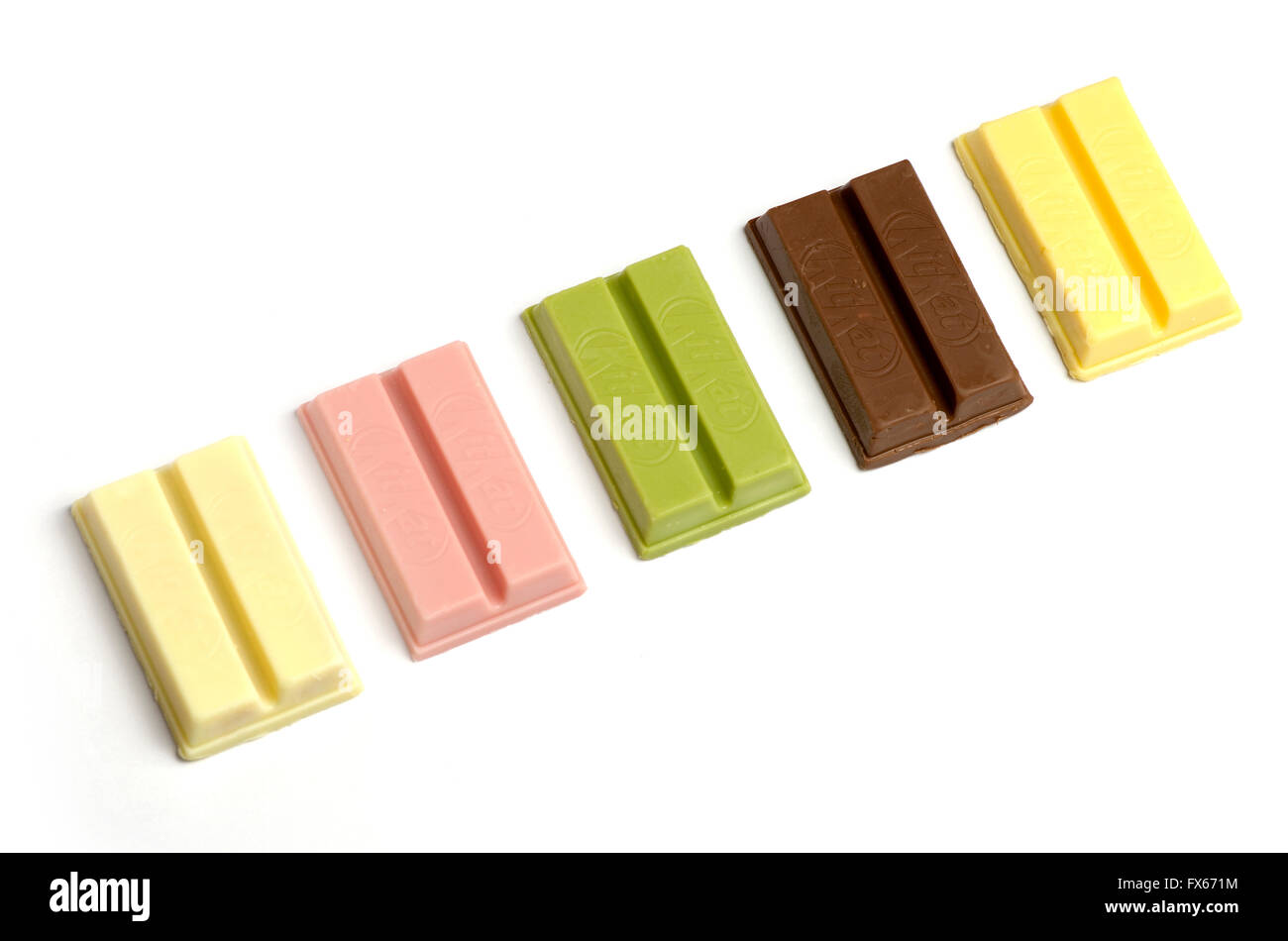 Vielzahl von KitKat Aromen aus Japan. (süße Kartoffeln, rote Bohnen, Matcha (grüner Tee), Himbeer, Willen) Stockfoto