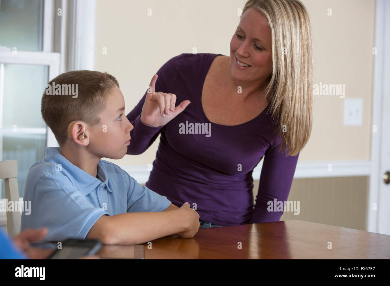 Kaukasische Unterzeichnung mit Gehörlosen Sohn Mutter Stockfoto