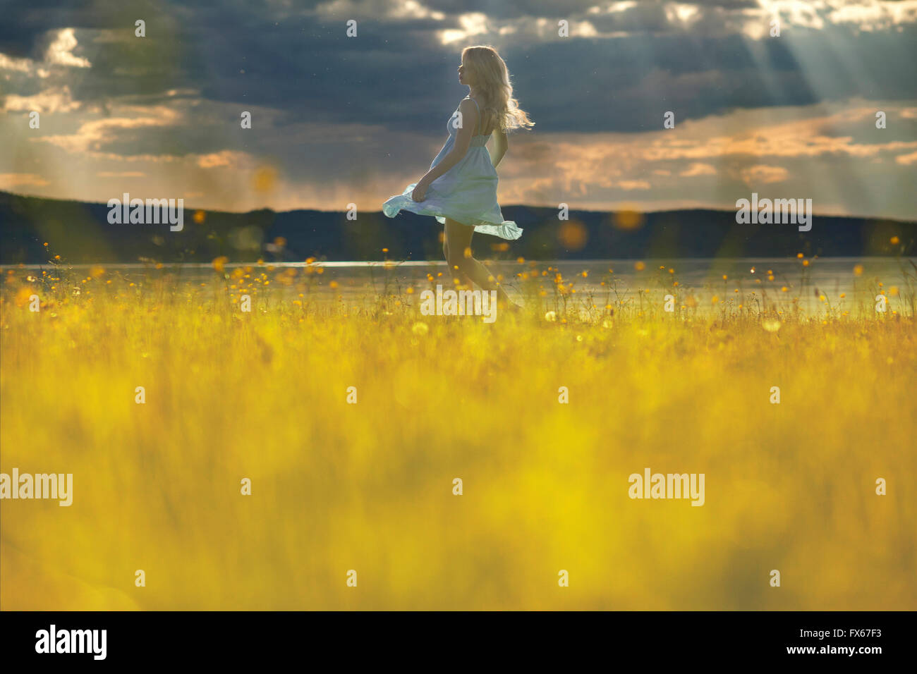 Kaukasische Frau zu Fuß im ländlichen Bereich Stockfoto