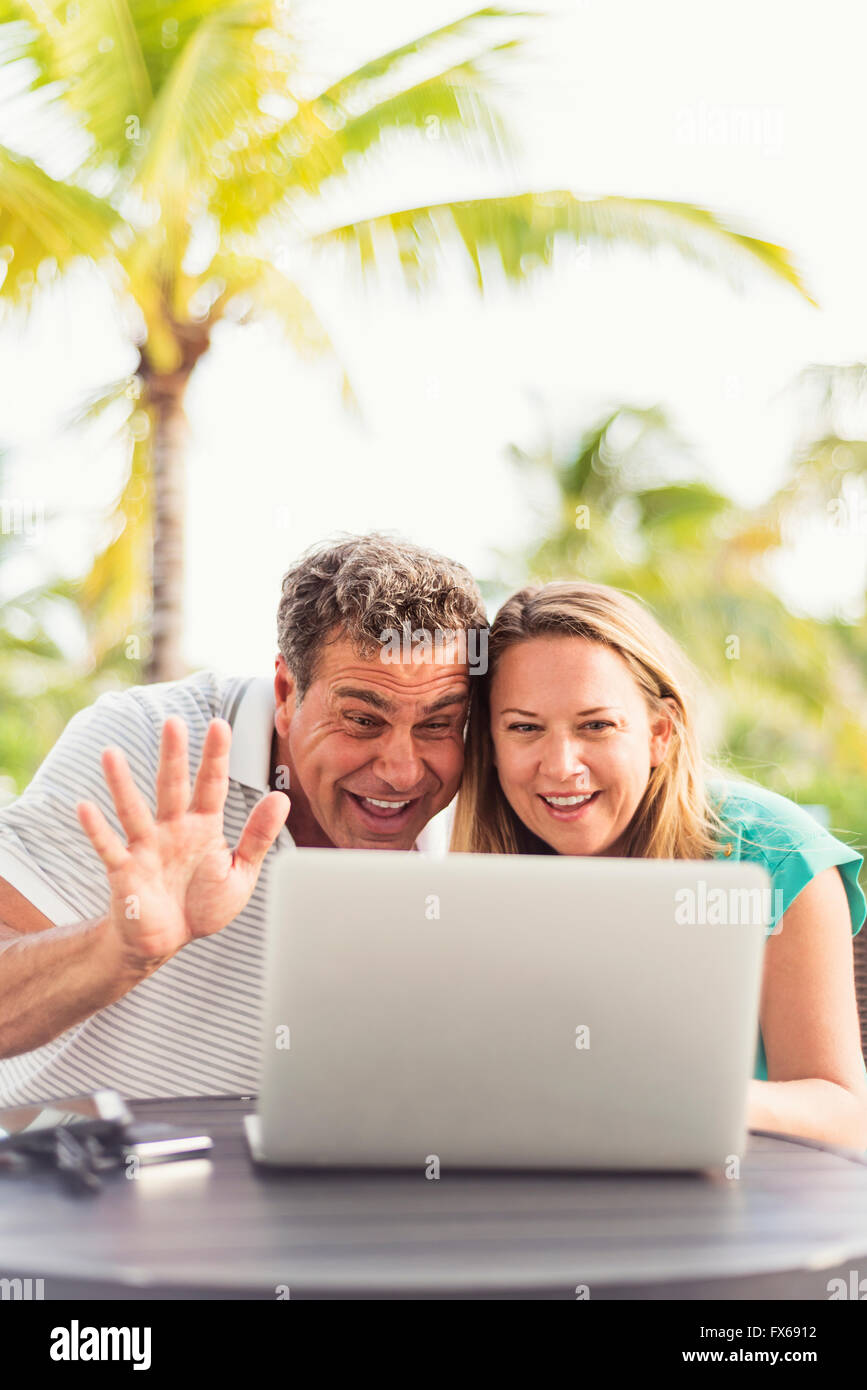 Kaukasische paar Video-Chats auf Laptop im freien Stockfoto