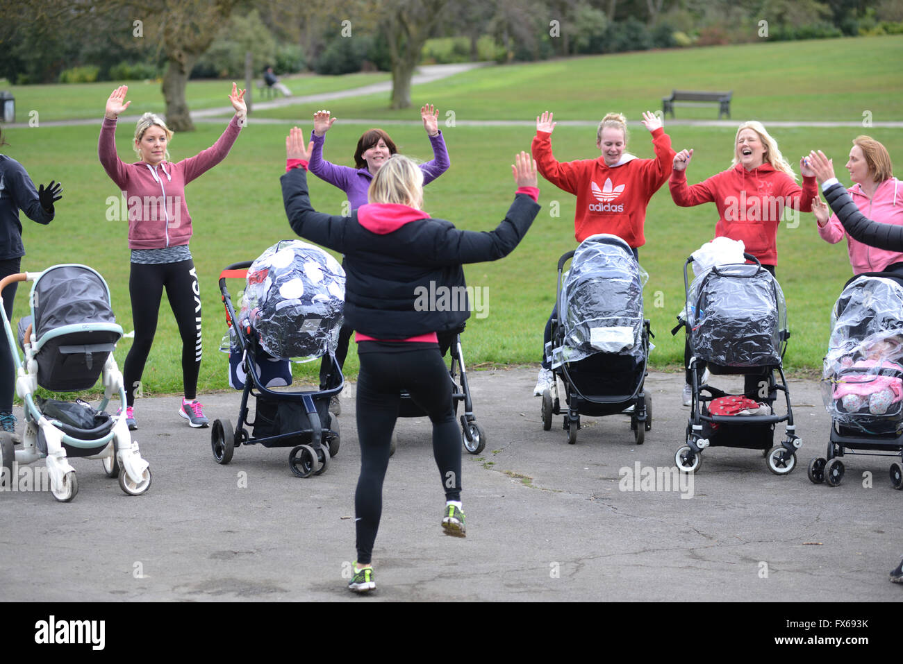 Frischgebackene Mütter trainieren und halten fit im Park. Stockfoto