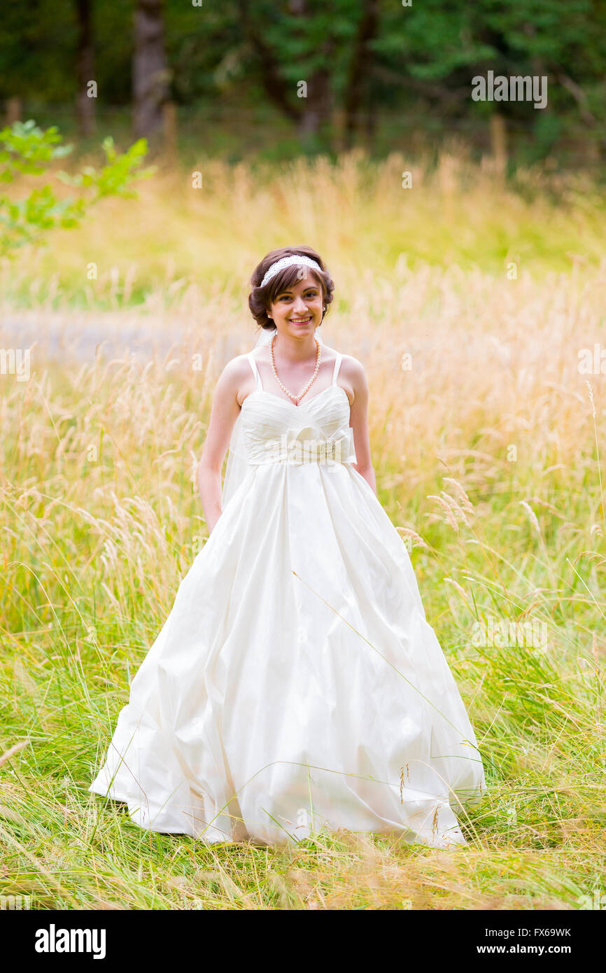 Braut an ihrem Hochzeitstag posieren für ein Porträt Brautmode kurz vor der Zeremonie. Stockfoto