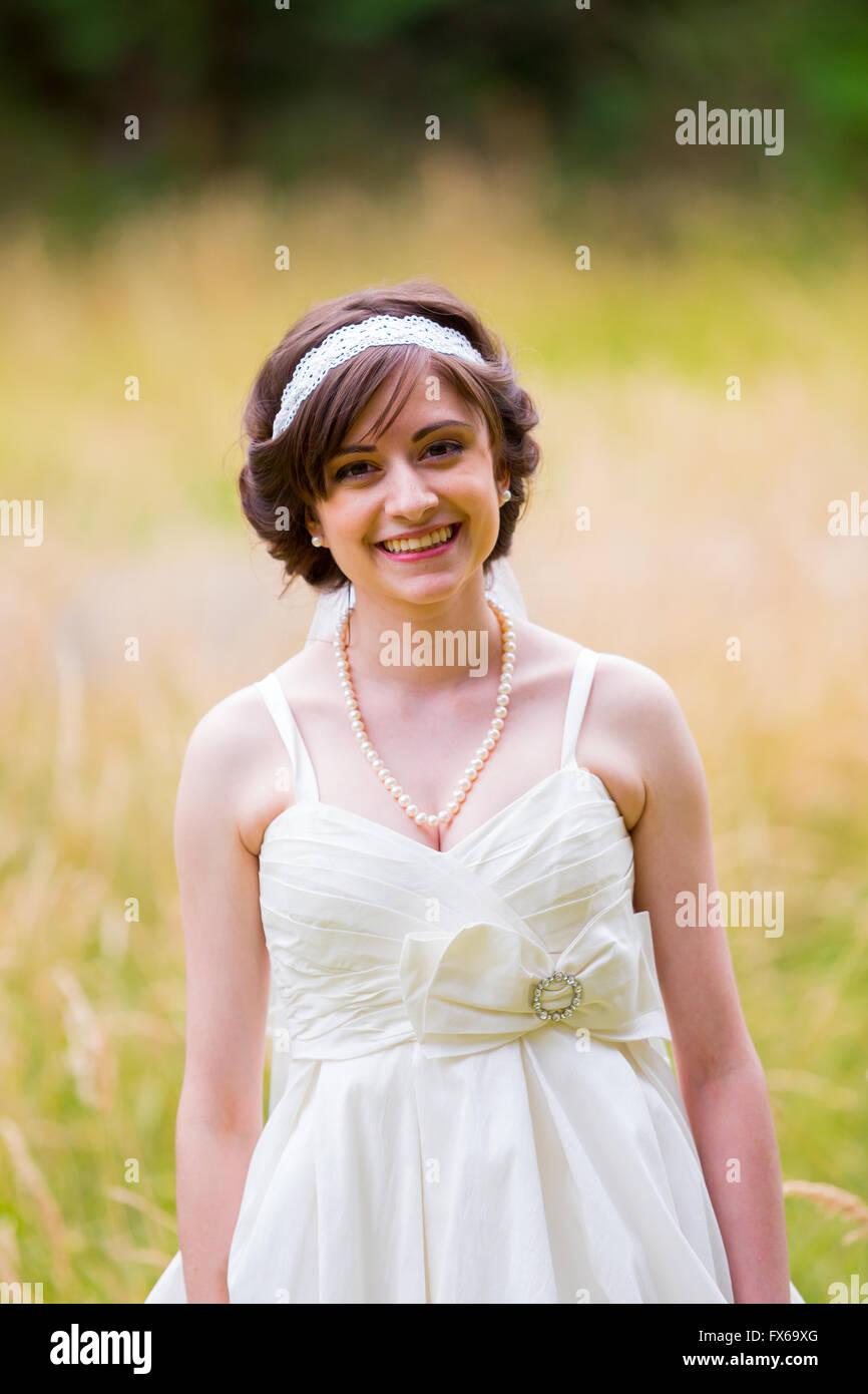 Braut an ihrem Hochzeitstag posieren für ein Porträt Brautmode kurz vor der Zeremonie. Stockfoto