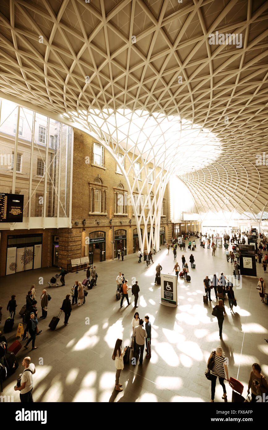 LONDON, UK - 27. September: Kings Cross Bahnhof Station innen am 27. September 2013 in London, Vereinigtes Königreich. Im Jahre 1852 ist, der südliche Terminus von der East Coast Main Line. Stockfoto