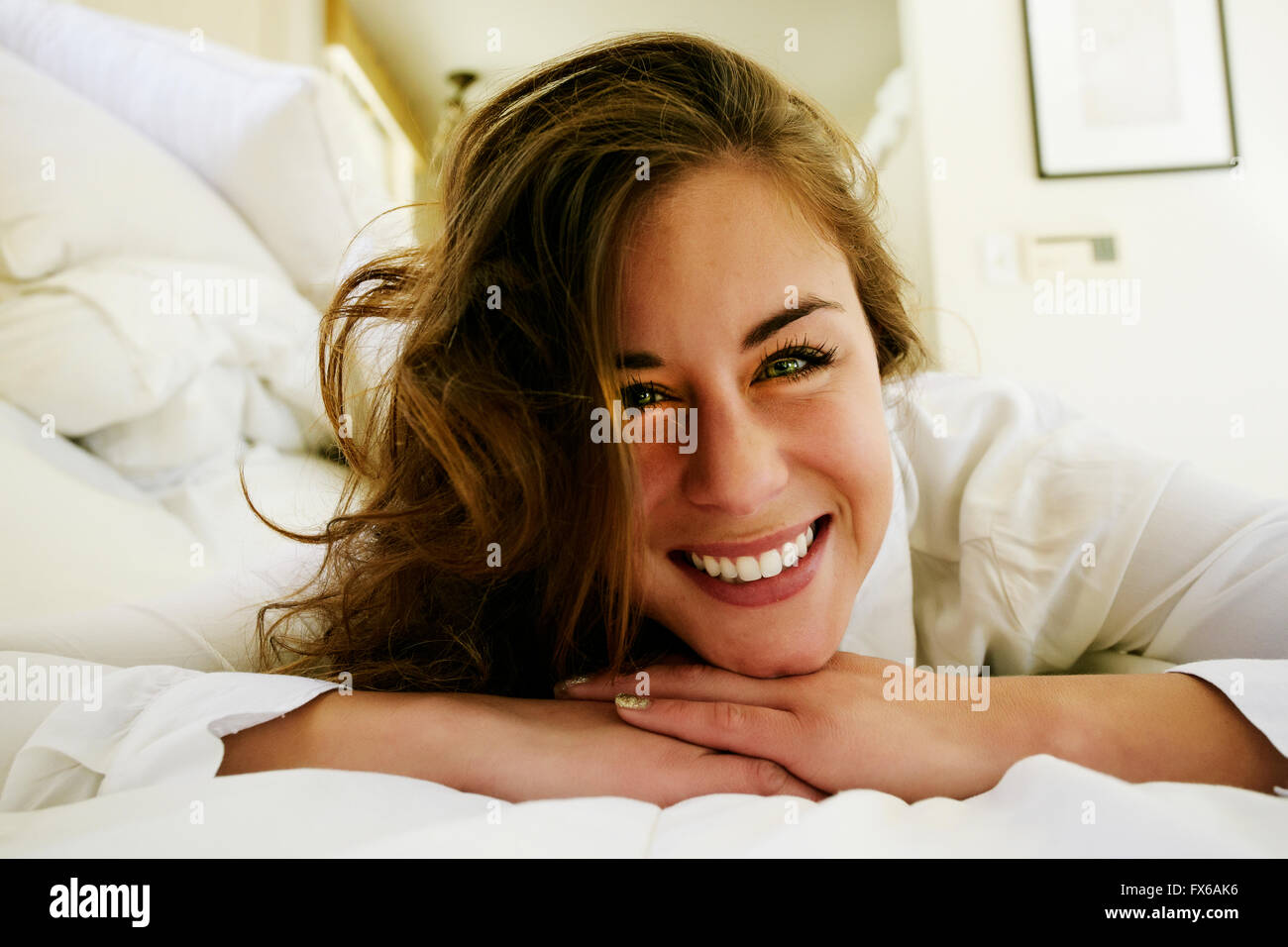 Gemischte Rassen Frau lächelnd auf Bett Stockfoto