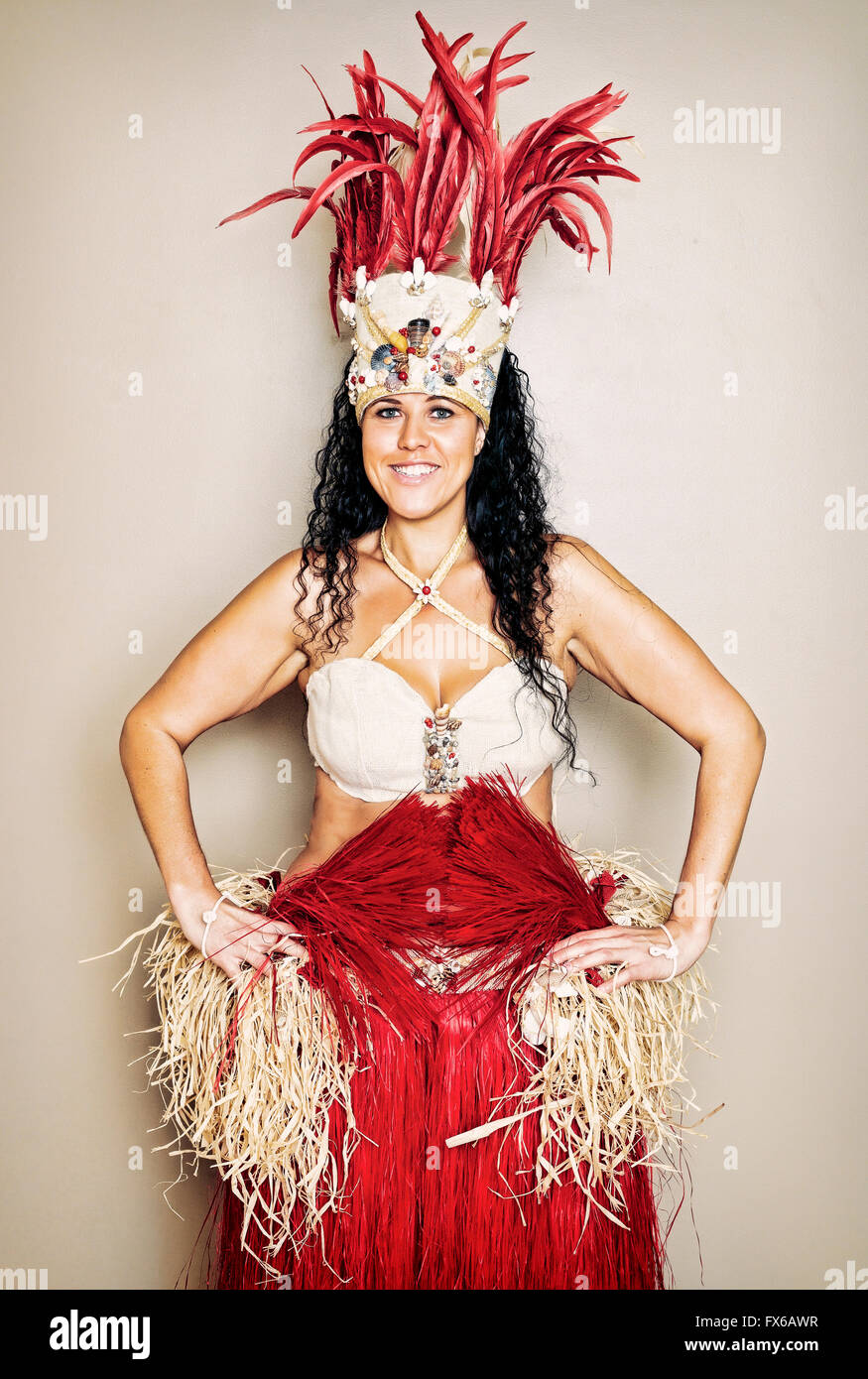 Mischlinge-Hula-Tänzerin trägt Tracht Stockfoto