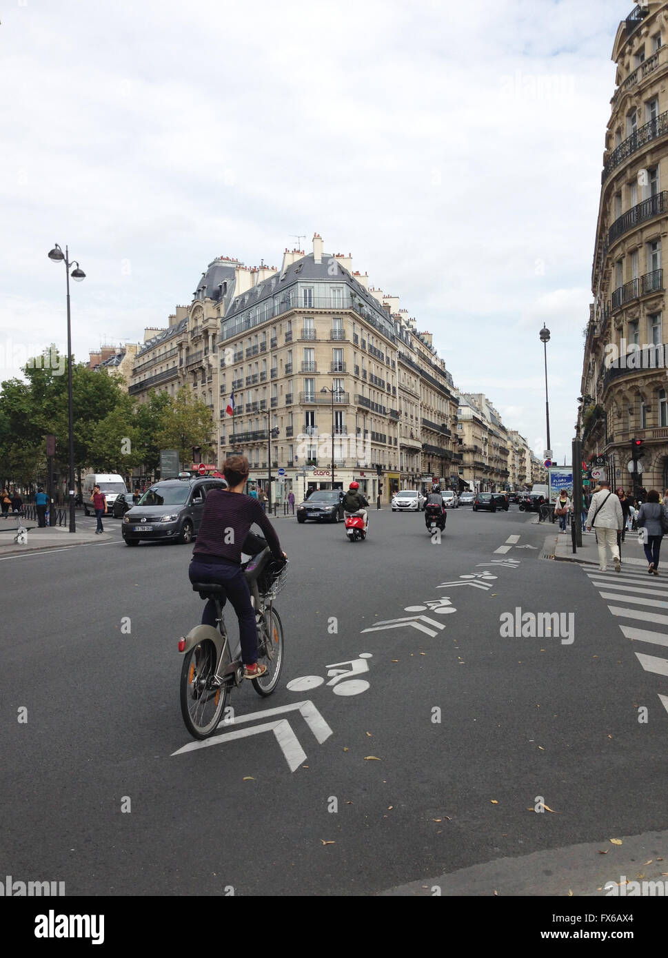 Mann fährt Fahrrad im Verkehr in Paris Stockfoto