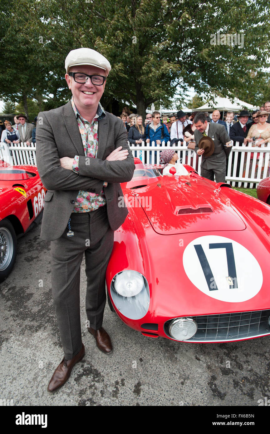 TV-Moderatorin Chris Evans neben seinem Ferrari-Sportwagen auf dem Goodwood Revival Festival. Stockfoto