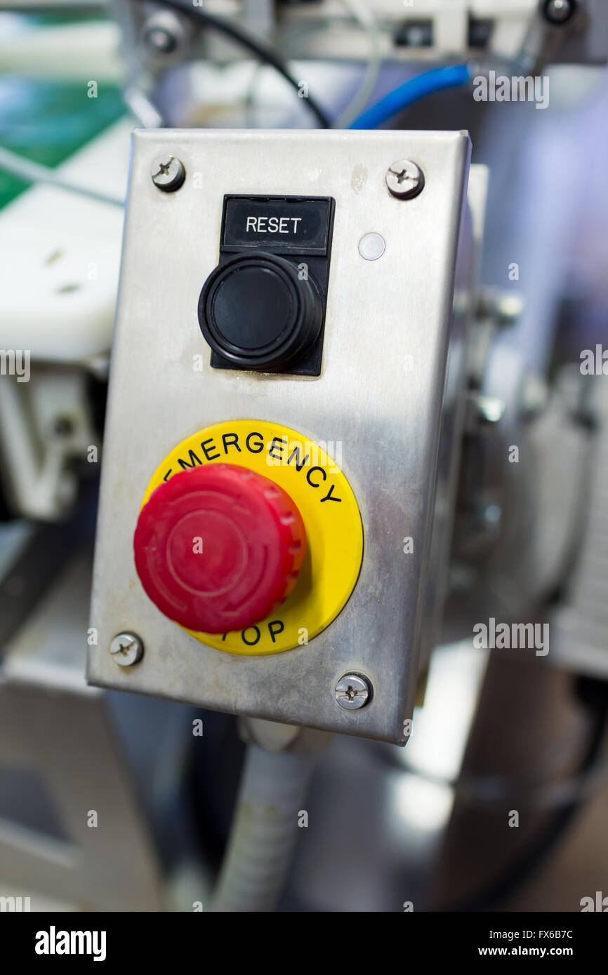 Notfall zu stoppen und reset-Buttons in einer Brauerei Industrie suchen. Stockfoto