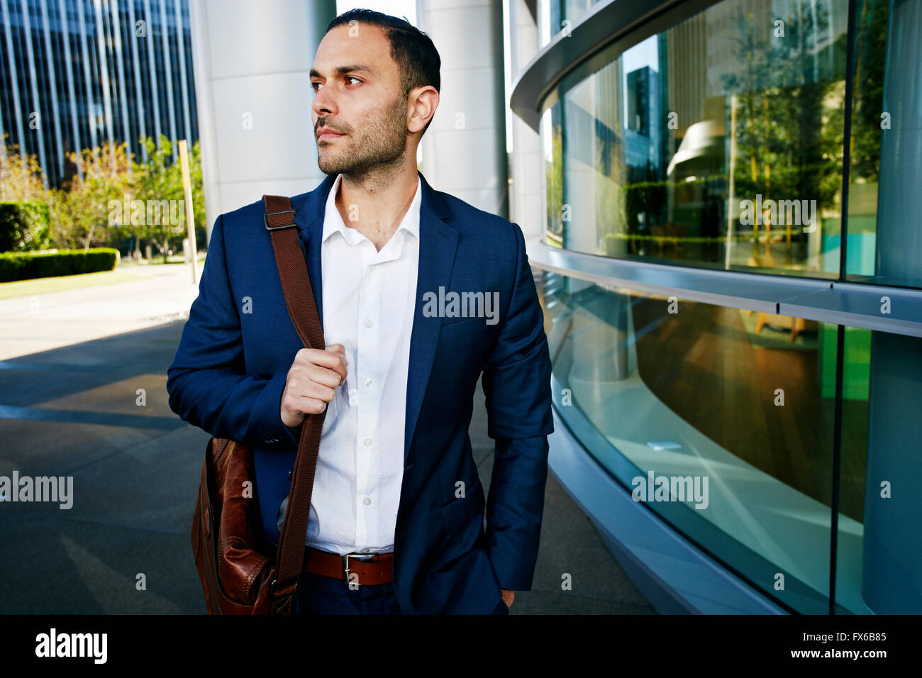 Kaukasische Geschäftsmann zu Fuß außerhalb Bürogebäude Stockfoto