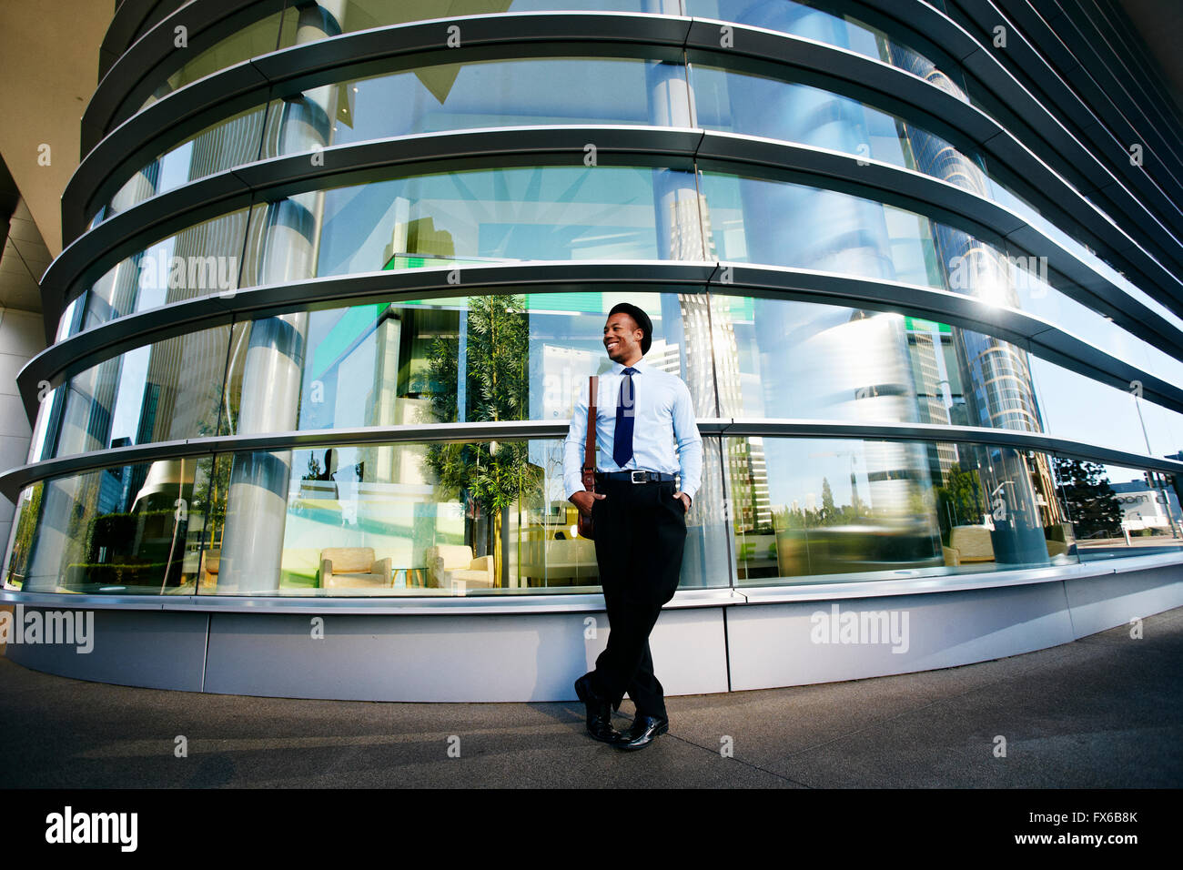 Schwarze Geschäftsmann Lächeln Außenseite Bürogebäude Stockfoto
