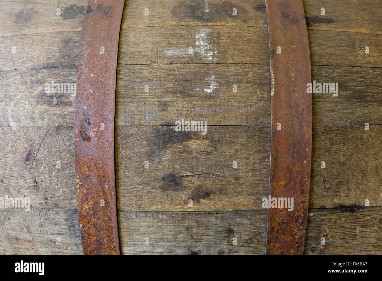 Bourbon-Fass in einer Brauerei mit gealterten Bier im Inneren. Stockfoto