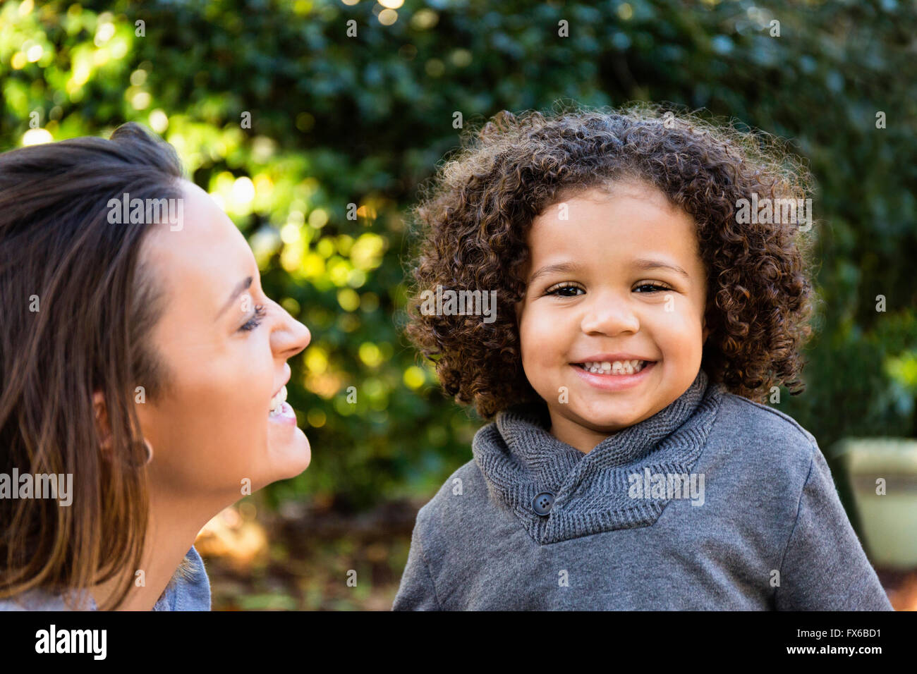Mutter und Sohn lächelnd im freien Stockfoto
