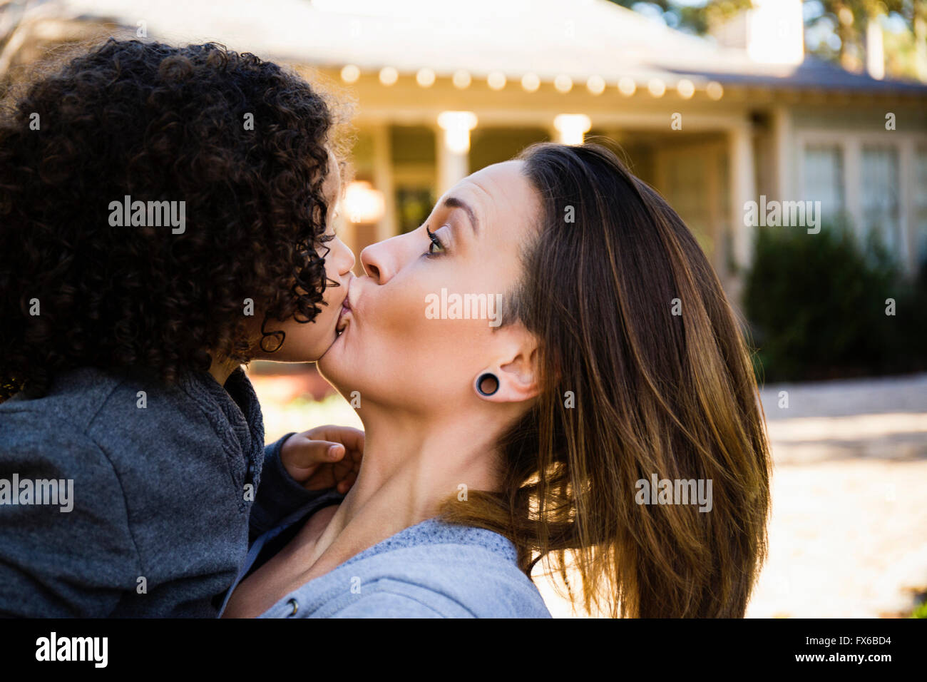 Mutter küssen Sohn im freien Stockfoto