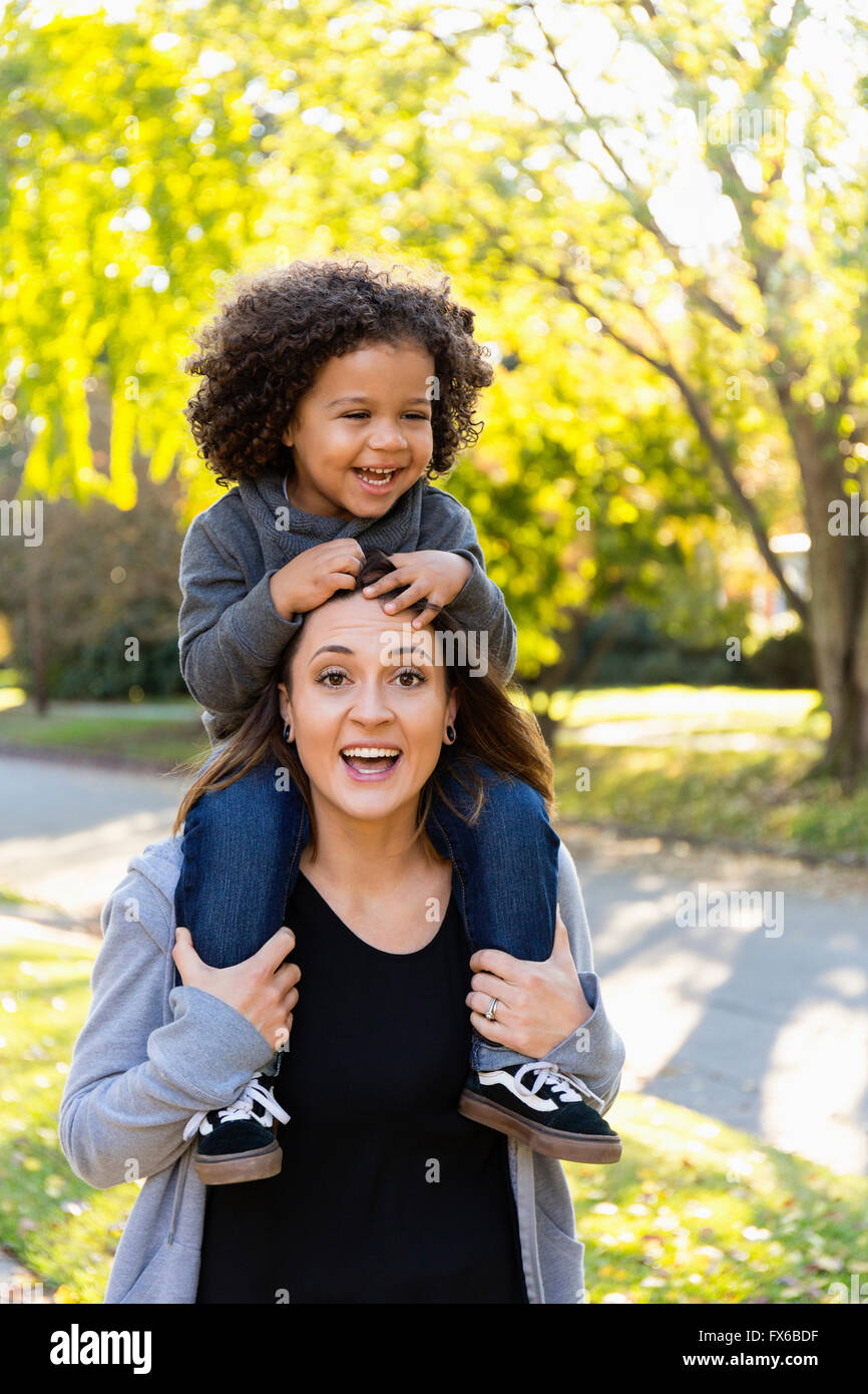 Mutter mit Sohn auf Schultern im freien Stockfoto