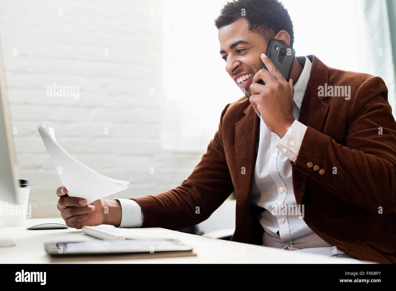 Afrikanische amerikanische Geschäftsmann reden über Handy im Büro Stockfoto