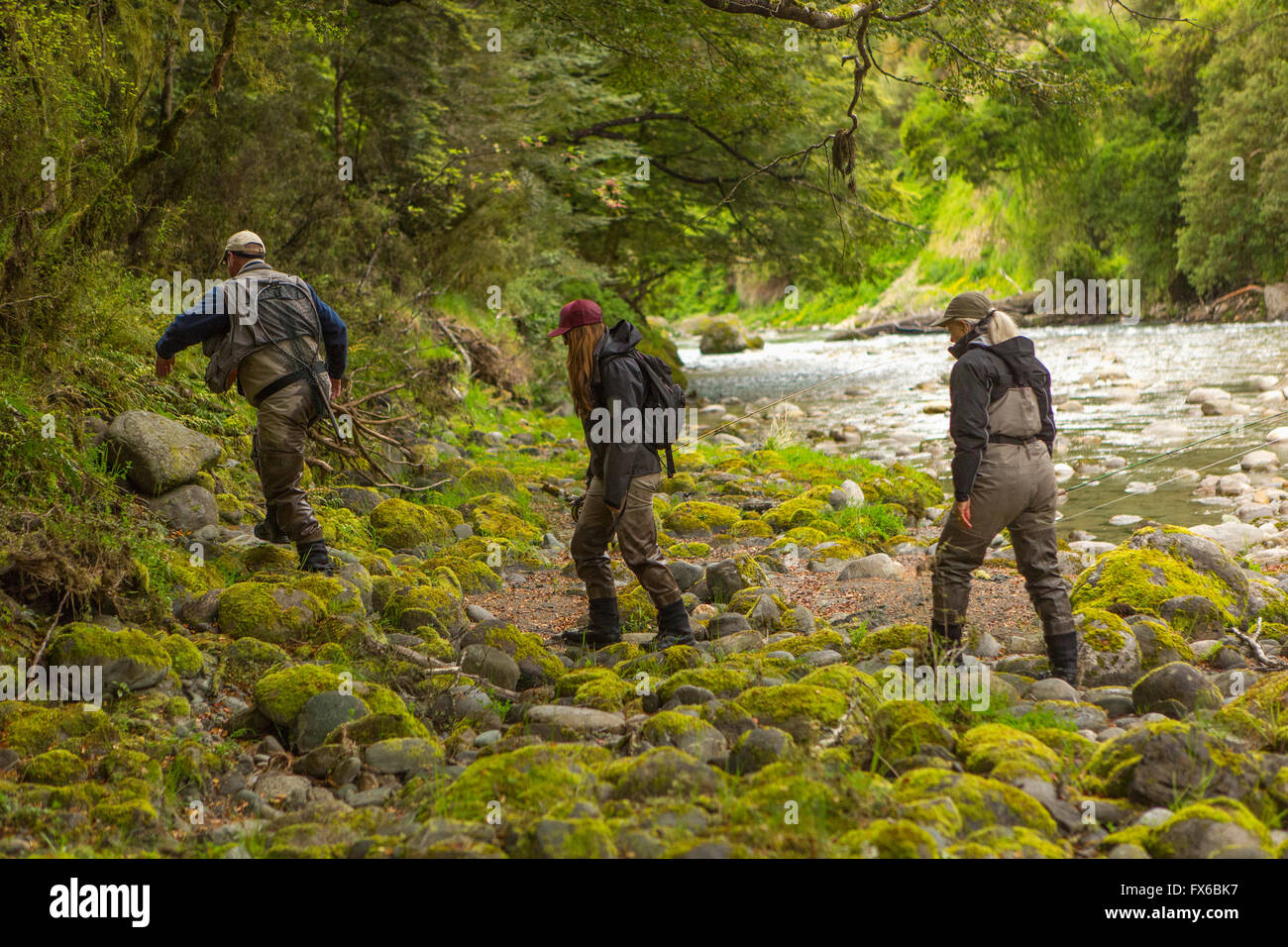 Kaukasische Freunde Wandern in abgelegenen Fluss Stockfoto