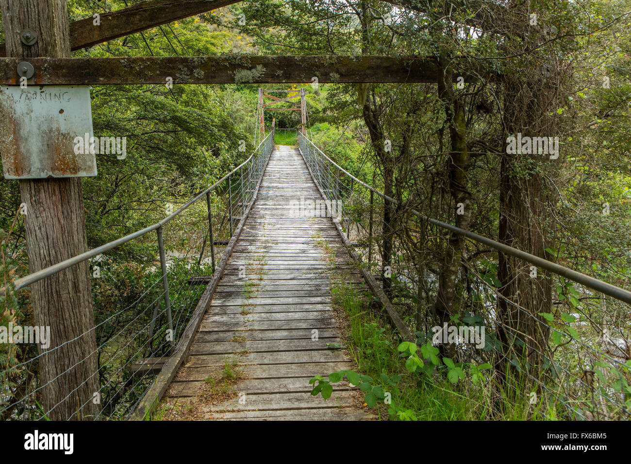 Holzbrücke im abgelegenen Wald Stockfoto