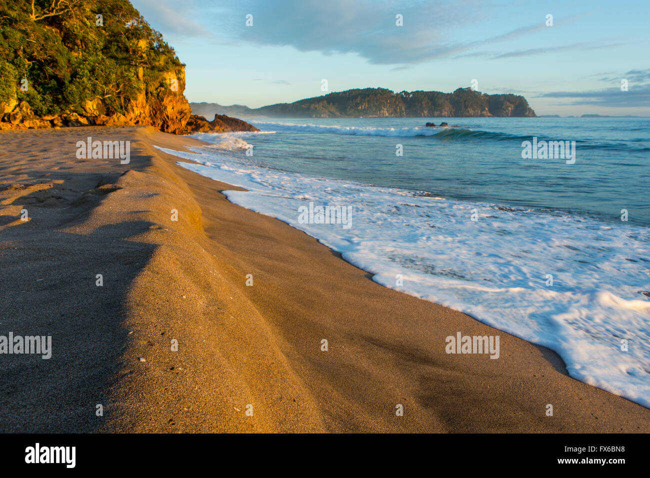 Wellen an abgelegenen Strand Stockfoto