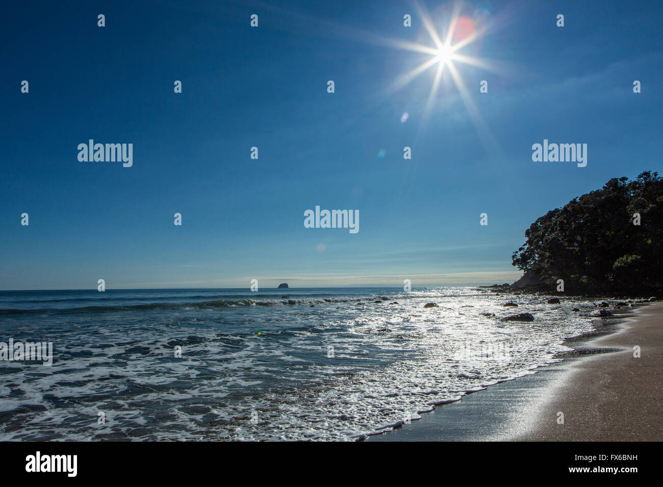 Sonne über Horizont am einsamen Strand Stockfoto
