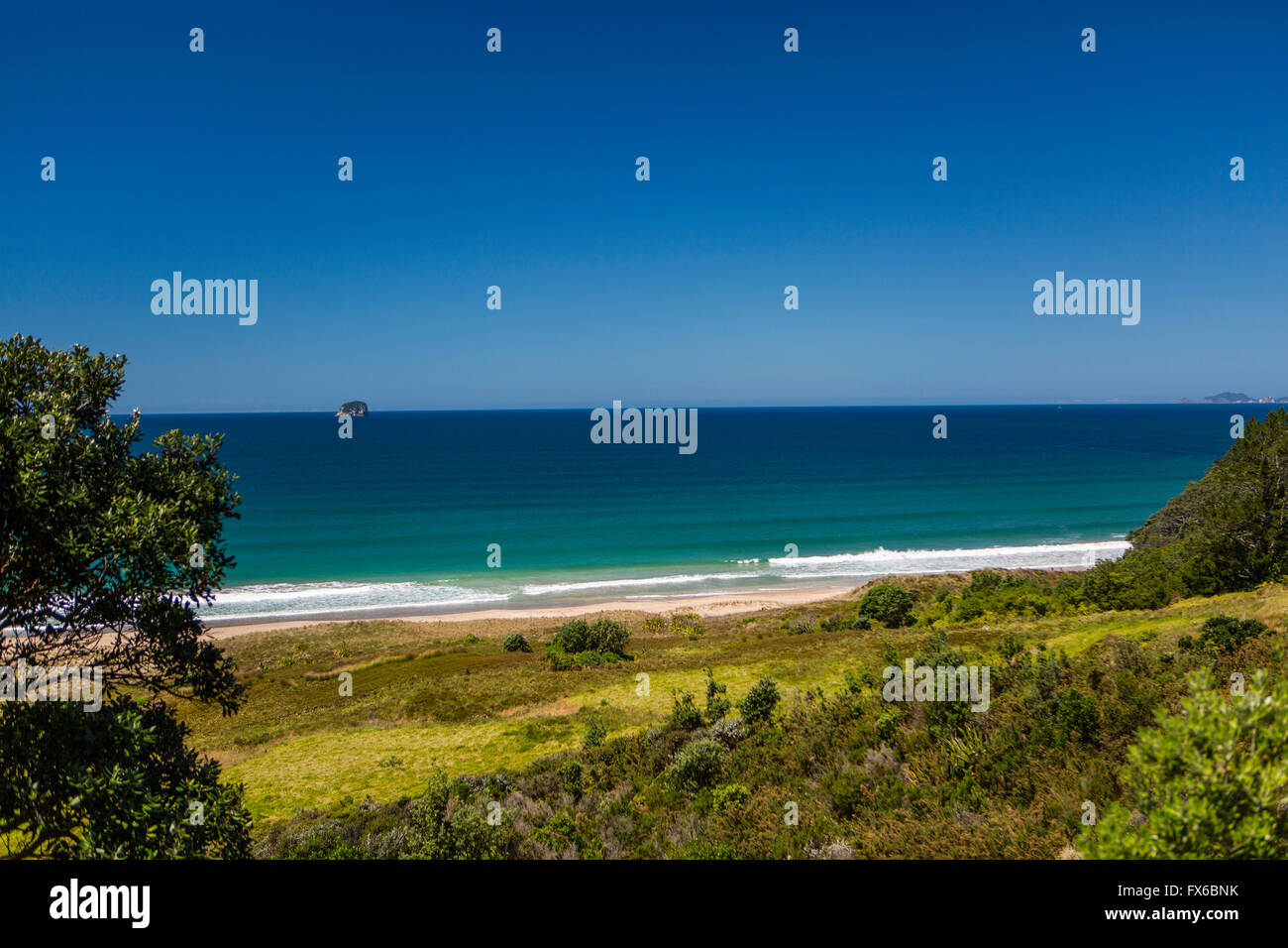 Hang und abgelegenen Strand unter blauem Himmel Stockfoto