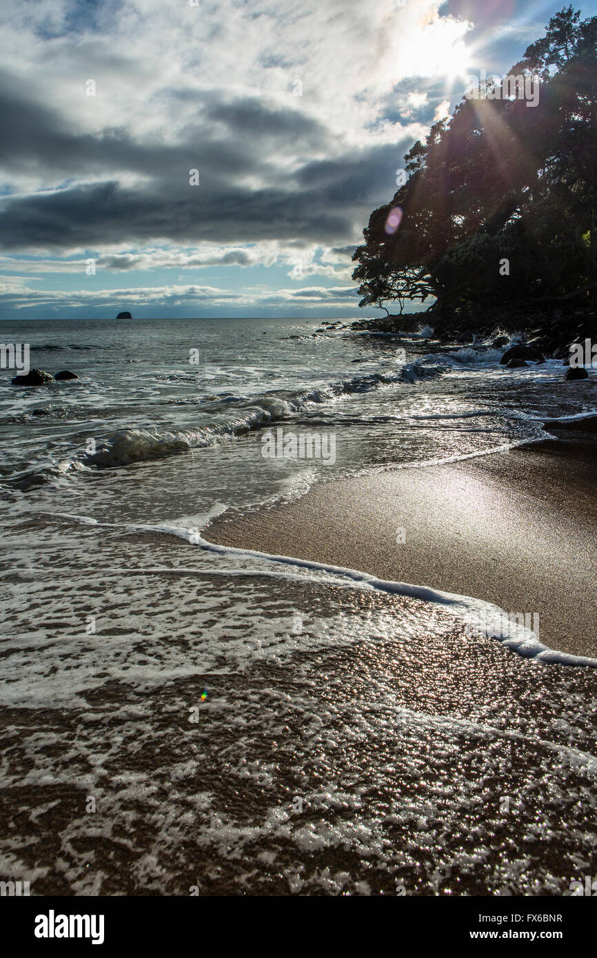 Bewölkter Himmel über Horizont am einsamen Strand Stockfoto