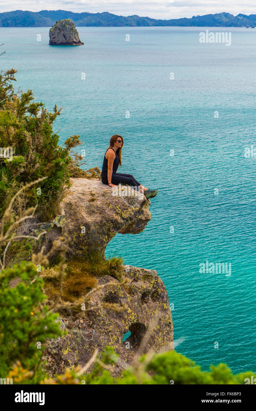 Kaukasische Wanderer auf küstennahen Klippen sitzen Stockfoto