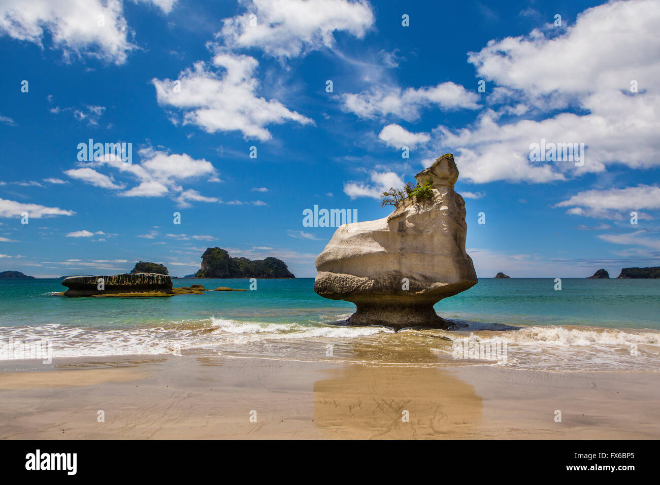 Felsformation an abgelegenen Strand Stockfoto
