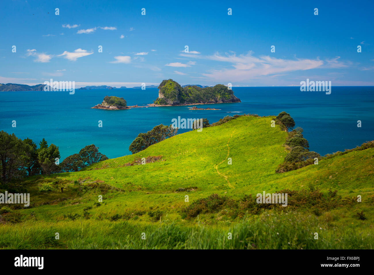 Grasbewachsene Klippe und remote Seestück Stockfoto