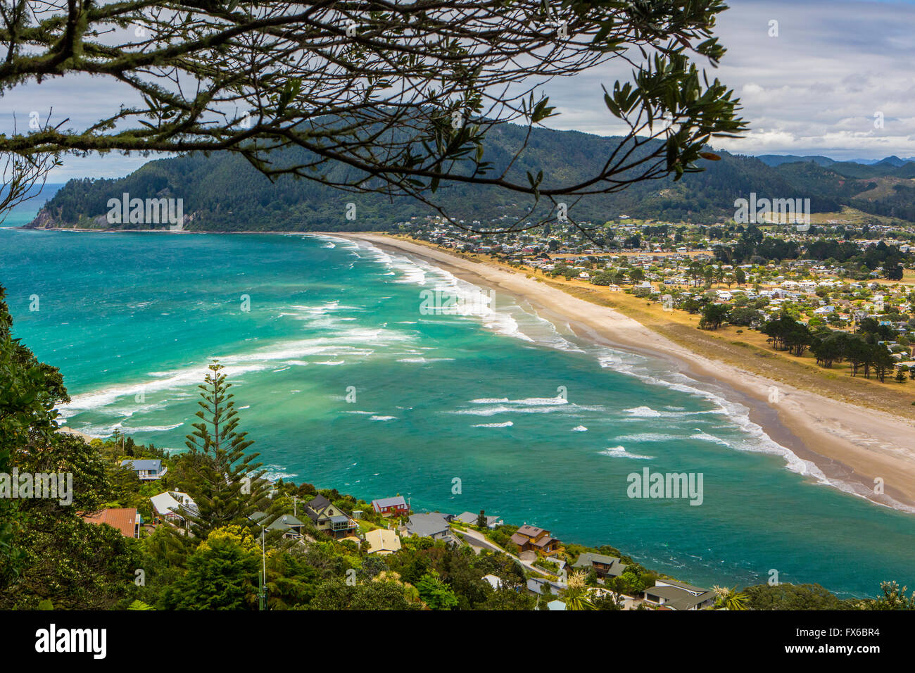 Vogelperspektive Blick auf Strand und Whittianga Stadtbild, Coromandel, Neuseeland Stockfoto