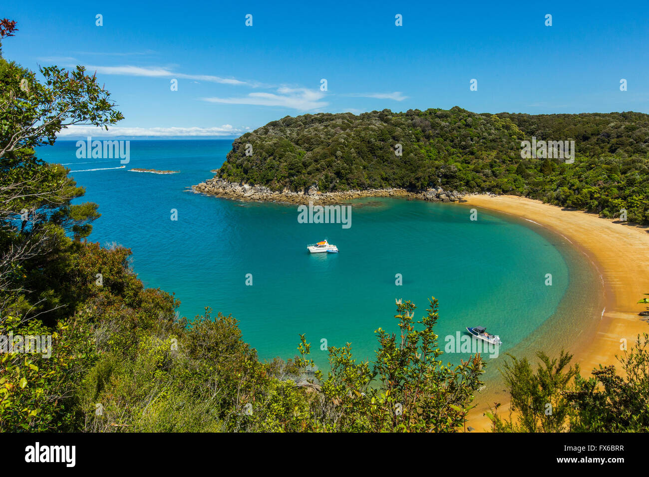 Erhöhte Ansicht von Booten in abgelegenen Strandbucht Stockfoto