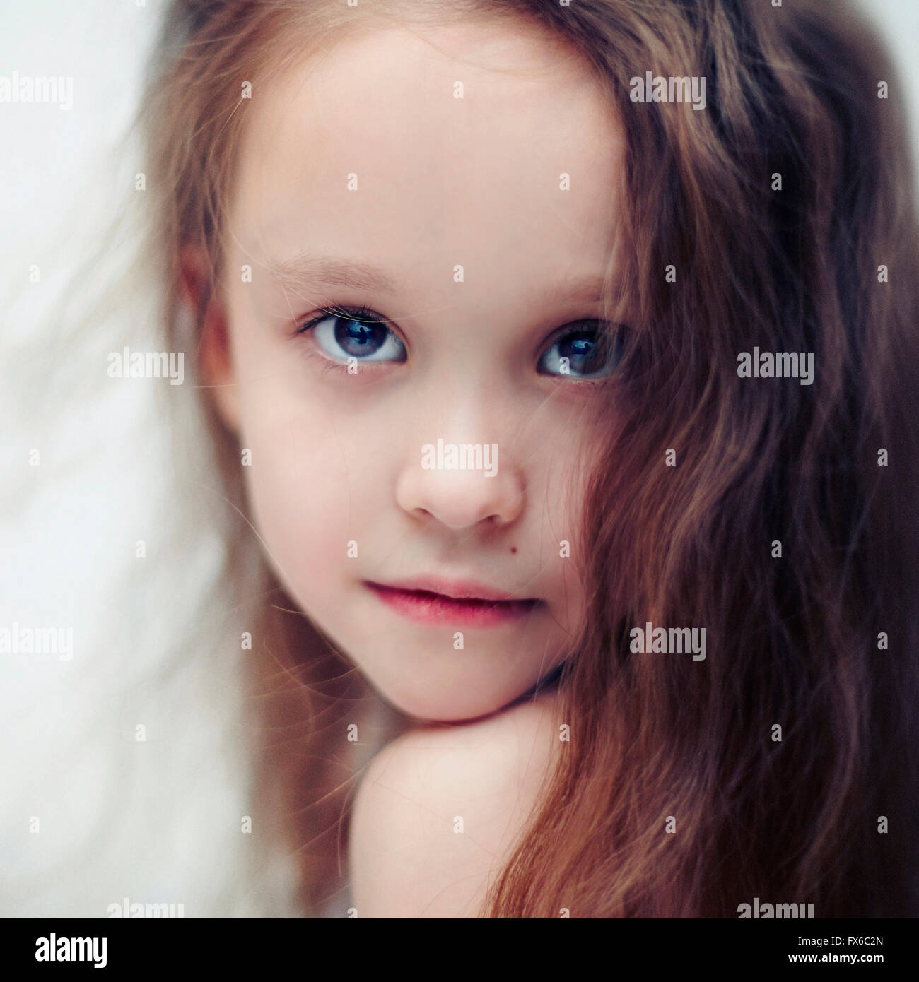 Kaukasische Mädchen über die Schulter schauen Stockfoto