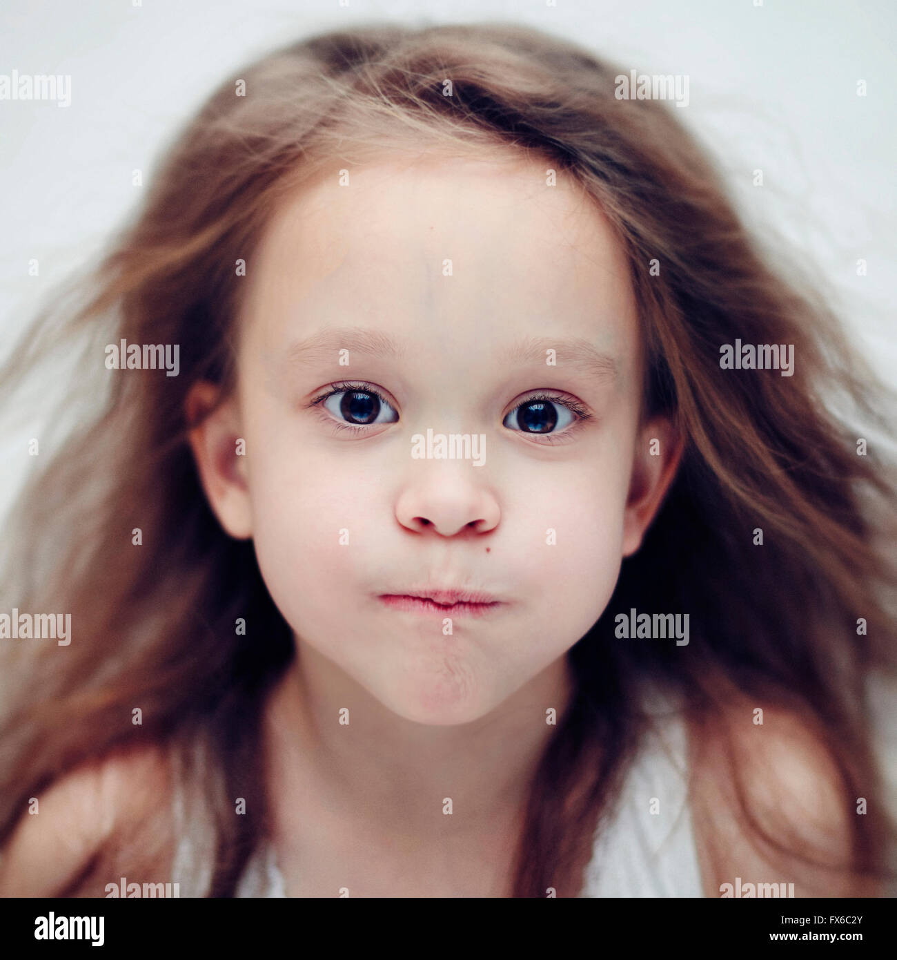 Kaukasische Mädchen mit ihrem Atem Stockfoto