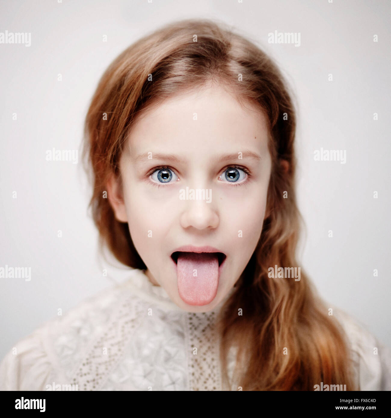 Kaukasischen Mädchens Zunge Stockfoto