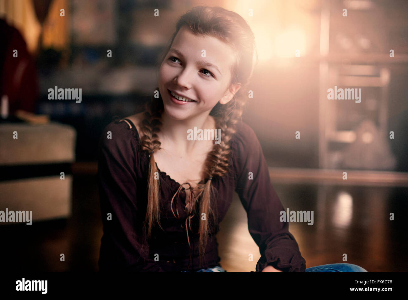 Kaukasische Teenager-Mädchen lächelnd im Innenbereich Stockfoto