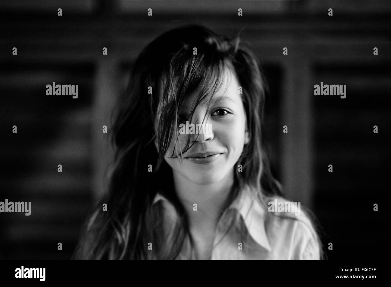 Kaukasische Teenager-Mädchen lächelnd im Innenbereich Stockfoto